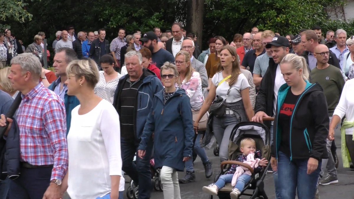 destandaard's tweet photo. Duizendtal mensen herdenken omgekomen brandweermannen https://t.co/S65YvI017G https://t.co/AtXm0yUu9g