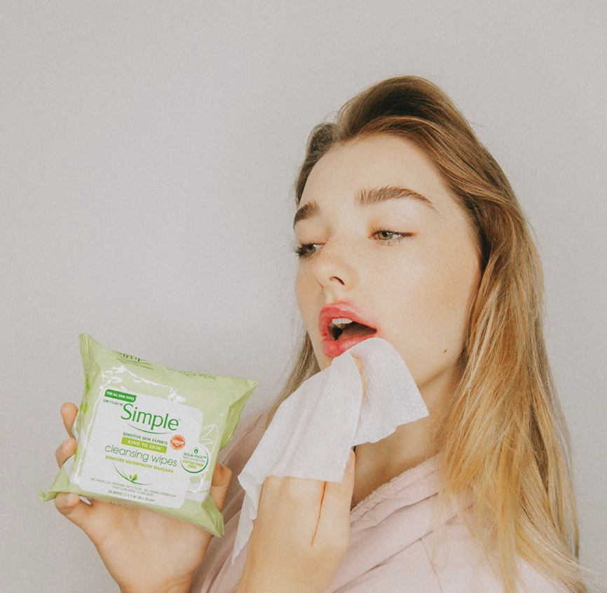 SimpleSkinUS's tweet photo. We are taking notes from #simplepartner @avreyovard on how to look FIERCE while using our paraben free Kind To Skin Cleansing Wipes to remove makeup.💚🤩 #simpleskinus #choosekindness https://t.co/vKLum8lycm