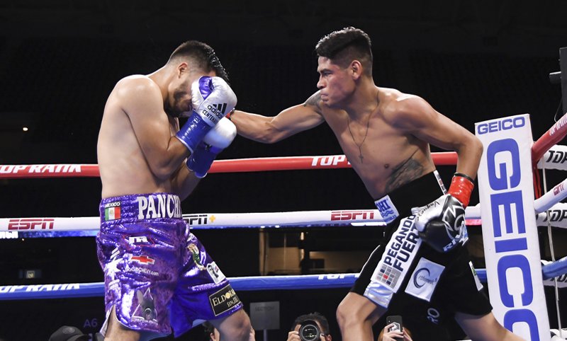 PRProSanDiego's tweet photo. Navarrete and Magdaleno take it to the Banc Saturday - https://t.co/oD1lF5tgQ6  @CommDigiNews @trboxing @BancStadium #NavarreteDeVaca #boxing https://t.co/6eOE0KHCoM