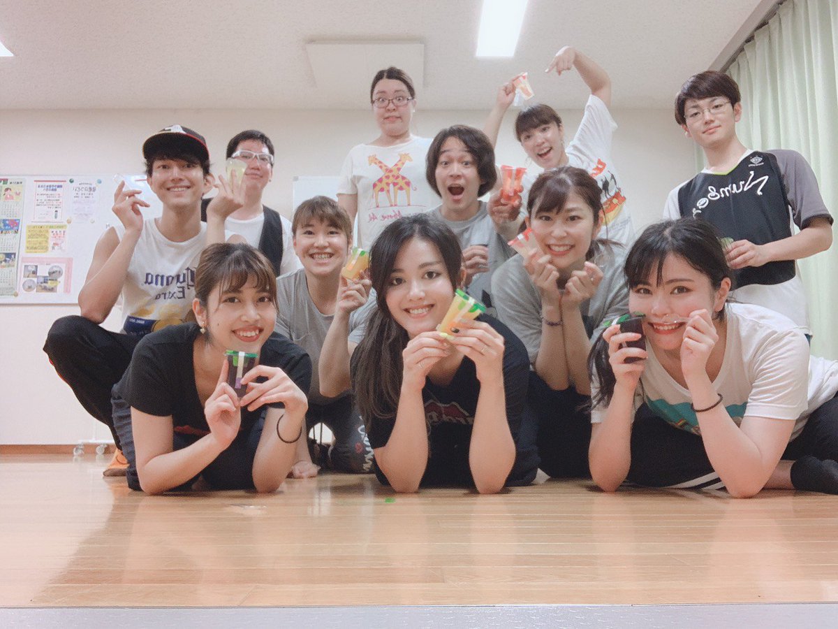 bichiko0331's tweet photo. シネマミュージカルライブ、第一回目の稽古はダンス稽古！
めっちゃカッコイイ振付になってる～！！！
3枚目のは…ある振りの途中経過？ww
物凄い瞬間撮っちゃった(笑)

今回振付してくれるのは、桐朋の後輩の亀井美緒✨
ほんとにカッコイイ振りに、みんな絶賛！！
頑張るぞ！ https://t.co/QVJOzQ8oB2