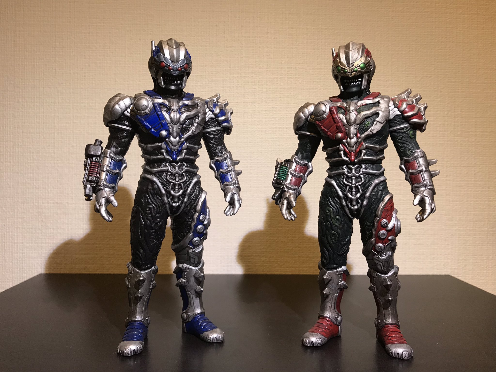 草加提督 ガピヤ星人アベル リペイントしました 素体部分を黒っぽくし 赤をブルーに 銃の形も少し違ってるのでパテを使いそれっぽい形に ソフビ出ると聞いてないので 兄弟揃えられて良かったです あなたのソフビ紹介 ウルトラマンタイガ