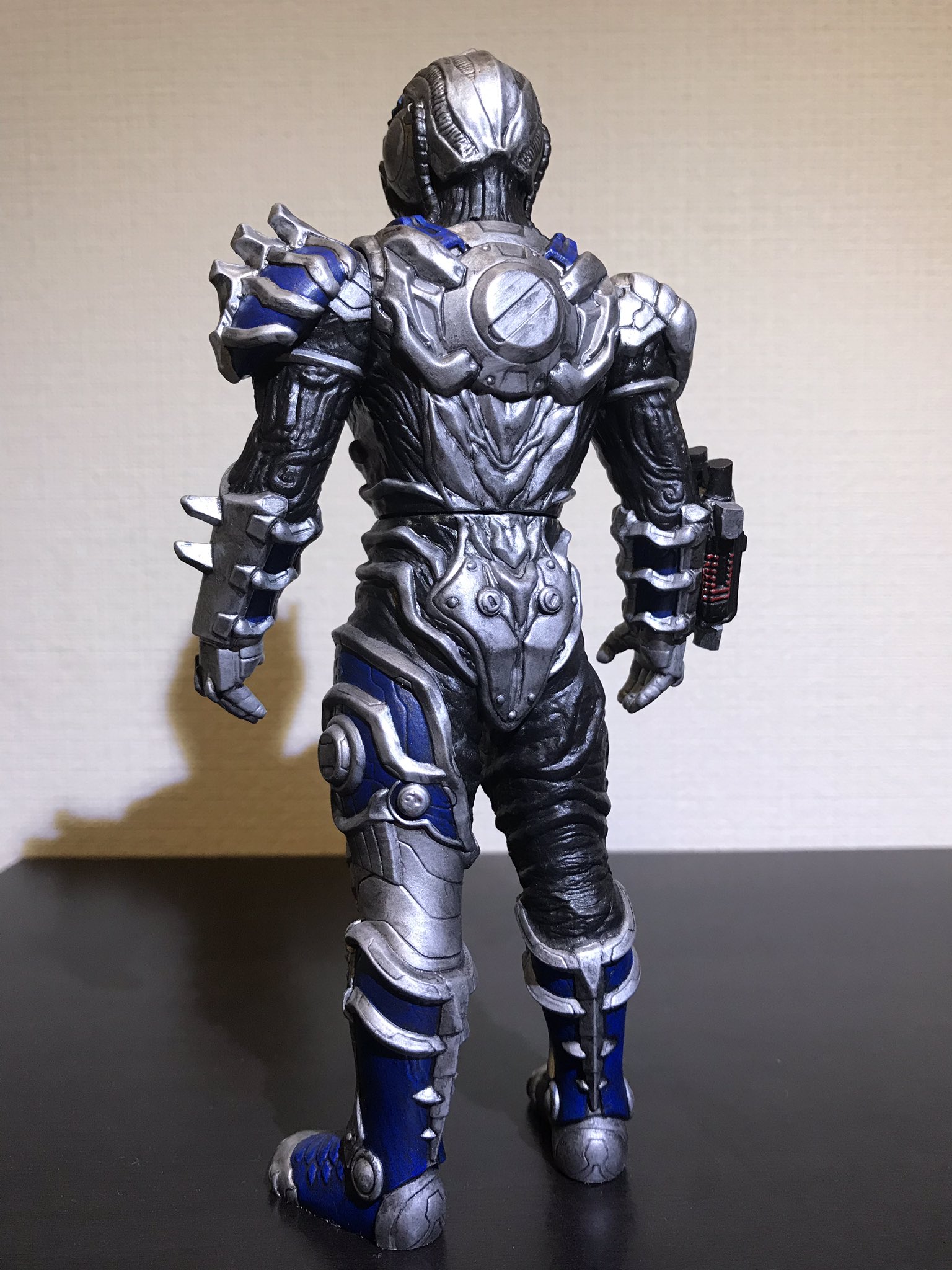 草加提督 ガピヤ星人アベル リペイントしました 素体部分を黒っぽくし 赤をブルーに 銃の形も少し違ってるのでパテを使いそれっぽい形に ソフビ出ると聞いてないので 兄弟揃えられて良かったです あなたのソフビ紹介 ウルトラマンタイガ
