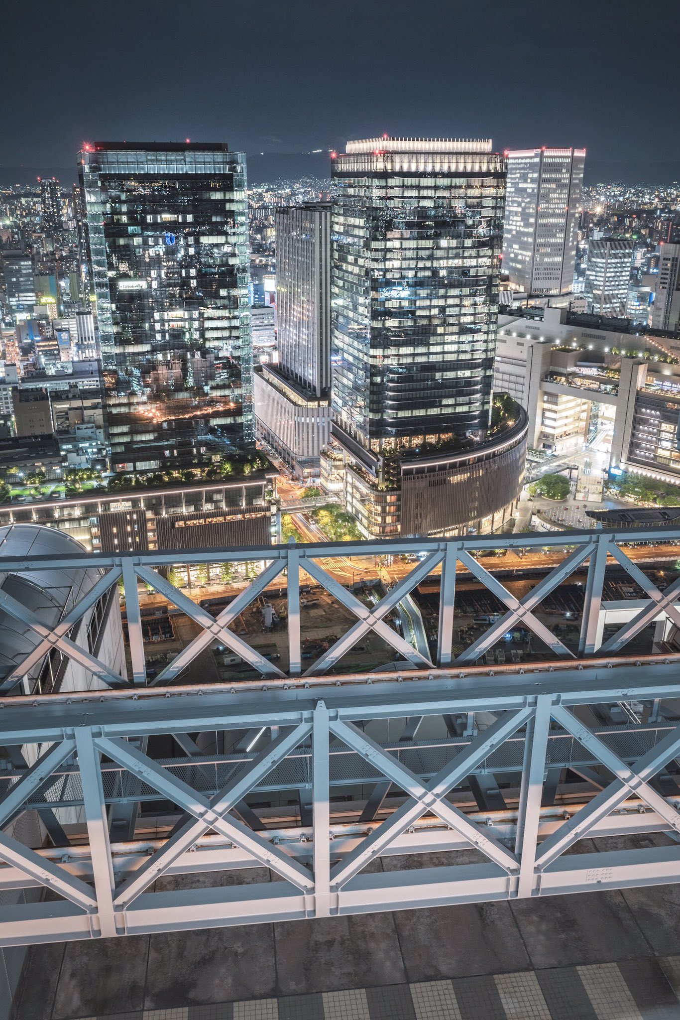 ゆ とび 梅田スカイビルからの超ど定番夜景 みなさんがゆ とびを忘れないように想いを込めて 写真を投稿していきやしょう 全部縦構図 動画更新できなくてごめんなさい 梅田スカイビル 夜景 グランフロント大阪 T Co Rpvy4srpm5 Twitter