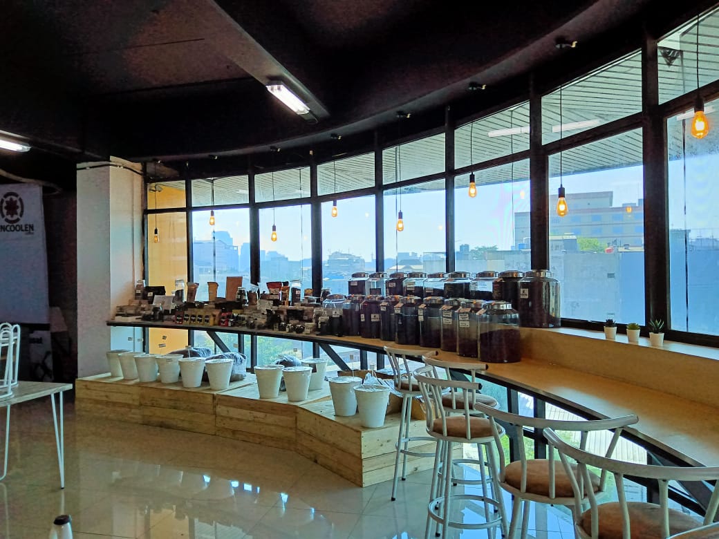 irna_lestari's tweet photo. Oiya, btw nama tempatnya adalah wisata buku, ini baru diresmikan oleh Pak Gubernur kl ga salah 4 bln lalu. Ada coffee corner di sudut hall ini https://t.co/EUbGhgsYHg