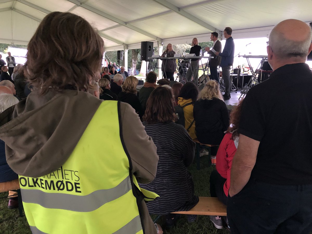 Hvad betyder de sociale medier for demokratiet? Det diskuterer Lisbeth Knudsen (Altinget), Martin Ruby (Facebooks talsmand i Norden) og Louise Petterson (indholdschef på TV2OJ) nu på Demokratiets Folkemøde på Himmelbjerget #dkpol #dkkompol #kompoldk