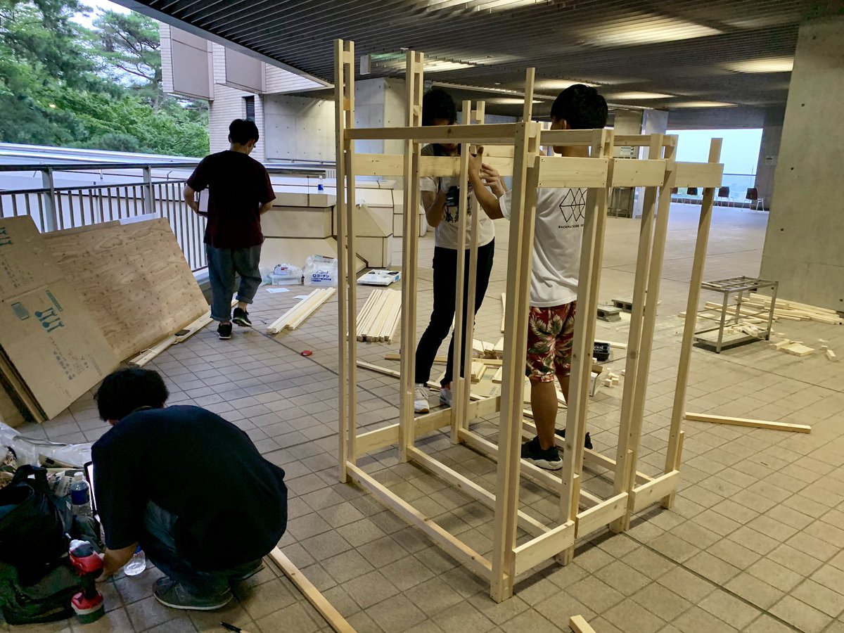hodasemi's tweet photo. 今日はきゃみんプロトタイプの施工1日目でした！！！
東京の建築院生3名の設計チームの皆さんと共に仮眠空間作りに奮闘する日々のスタートです👏👏 https://t.co/JDHsTIHhJB