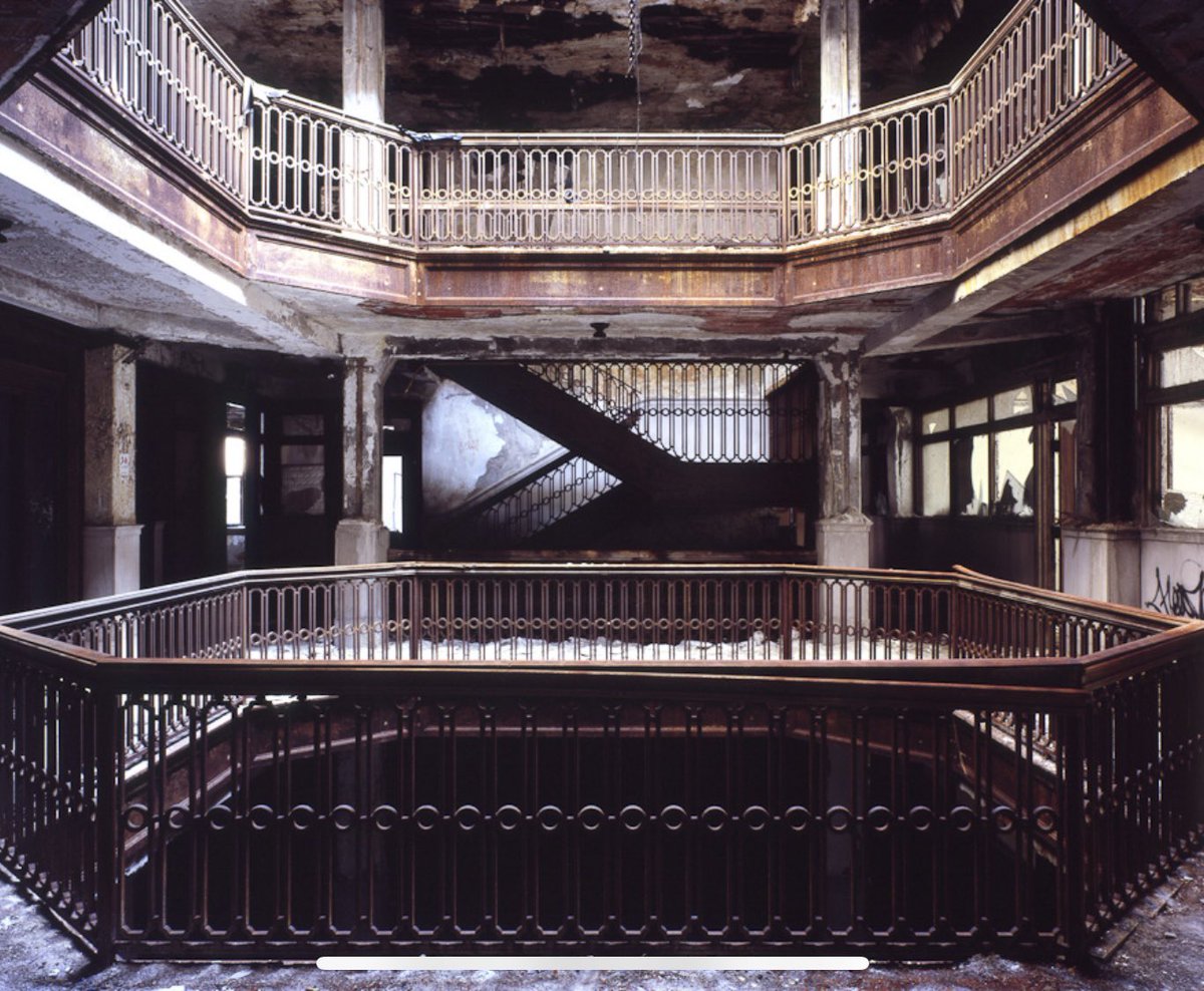 PlannerSean's tweet photo. 9 years ago today I explored the Farwell building, a spectacular midrise building in Detroit. It has now been fully restored and is open again. 

https://t.co/zioEEEB90n https://t.co/NjRJ4irb0t