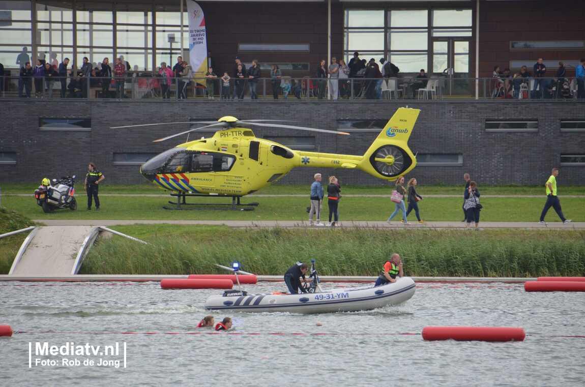 112HM's tweet photo. Bij een evenement in #Zevenhuizen is door nog onbekende oorzaak een persoon te water geraakt. Hulpdiensten zijn massaal uitgerukt. Een ambulance is met spoed naar het ziekenhuis vertrokken. https://t.co/bFeJWbpIvt