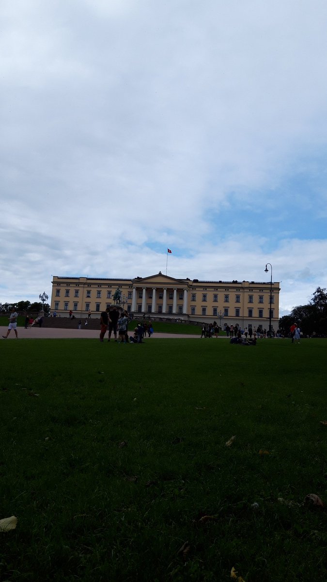 De meeste gelukkige versie van mezelf zijn in Noorwegen! En lunchen in de tuin van de koning! Eerst een paar dagen Oslo en dan met de trein naar Bergen! #feelslikehome #norway #oslo #avontuur #metmezelf