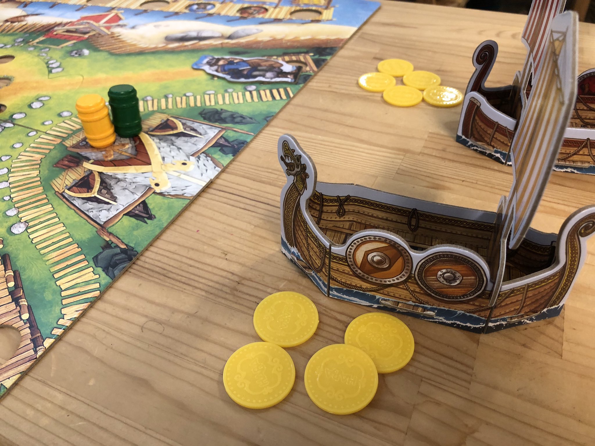 ユキノ ウドン ボドゲ会レポ05 バイキングの谷 Tal Der Wikinger 策略ボーリングゲー 玉を転がし倒したピンと同じ色のキャラの円上の駒を1マス進める 倒したピンは次の番の人が好きに配置するので自分に良いようにピンを動かせる 誰かの駒が水に