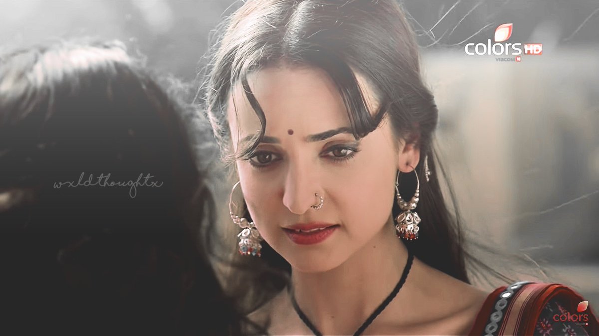 Look how pretty she looks as Parvati Her innocence, beauty, sweetness; similar yet so different from Khushi. What a fab performer she is  #SanayaIrani  #Rangrasiya