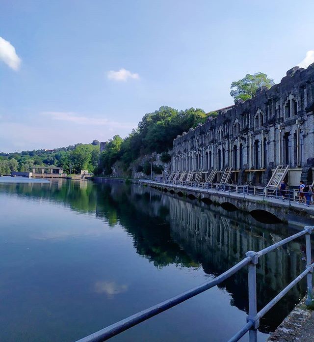 La curva spinge l'acqua verso la centrale, dove scompare per creare energia. #centraletaccani #trezzosulladda #centraleidroelettrica #energy #architecture #history #working #green #atmosphere #landscape #igers #igersitalia #italy #instagram #instagood #photo #instamood #iger…