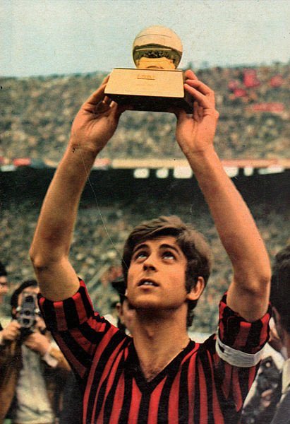 164 gol in 658 partite in 19 anni di #Milan. Il “GoldenBoy", Gianni #Rivera compie oggi 🎂 76 anni. 🎉 Auguri 🔴⚫