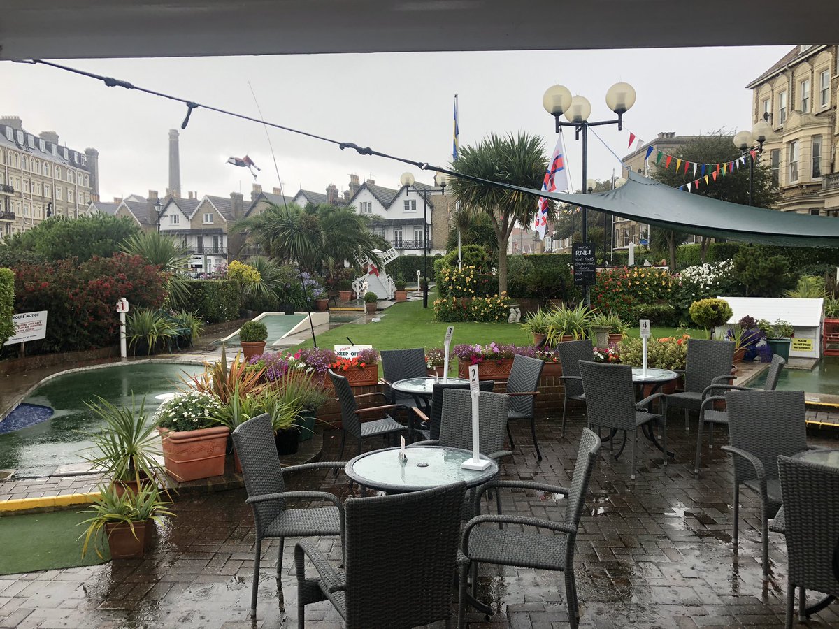 Lillyputtgolf's tweet photo. 📸 | 45 minutes apart.... 

The British summer never fails to amaze.

#Broadstairs https://t.co/sy73zVvzda