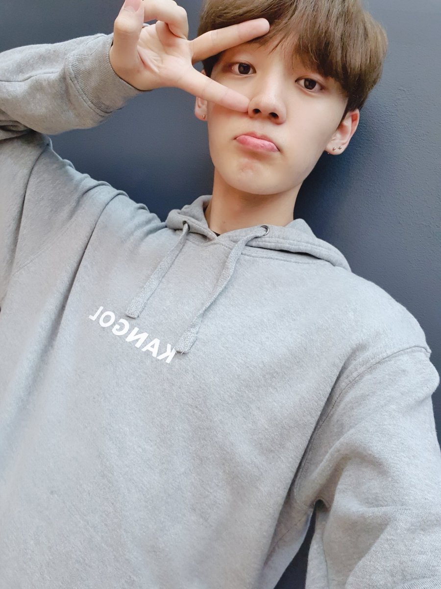 official_ACE7's tweet photo. [#에이스_찬]
오늘은 그뤠이이😎
연습하다가 우리 초이 생각에 함 찍어봤어요><

#ACE #에이스 #CHOICE #초이스
#연습 #셀카 #쌩얼주의 #쁘이 #😋 https://t.co/20Jwz84HDh