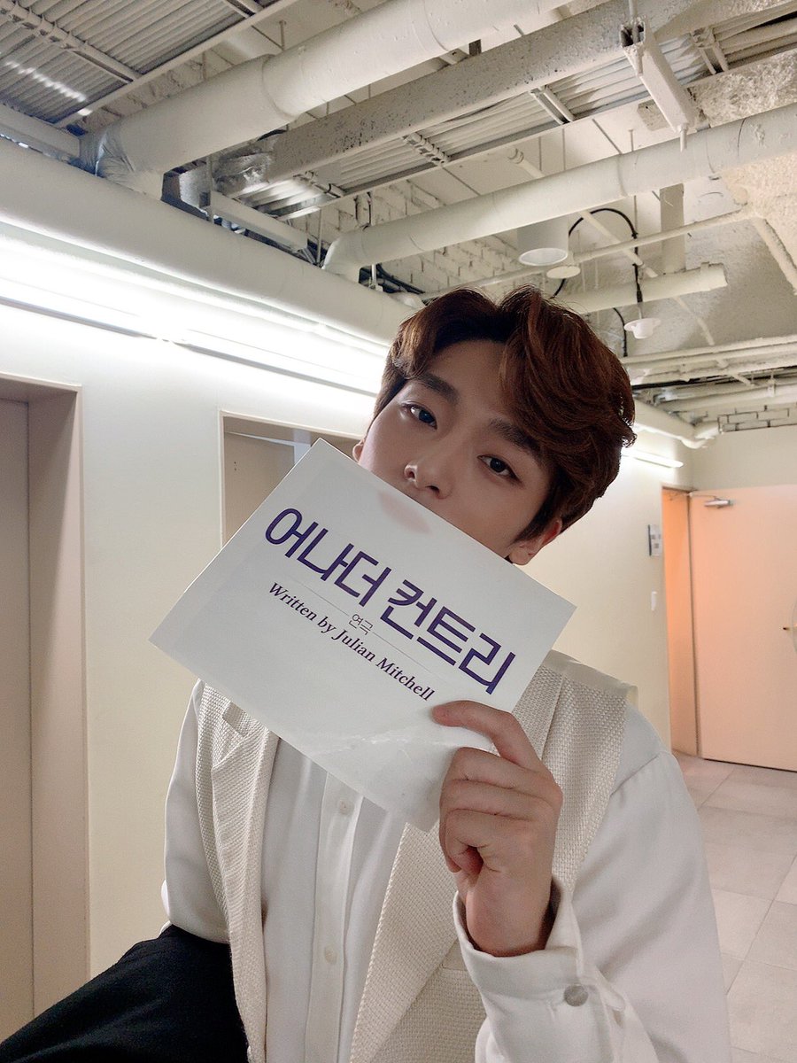 page1company's tweet photo. 연극 [#어나더컨트리]

✔️8/18(일) 총막공 캐스트
가이 베넷역 박은석
토미 저드역 이충주
바클레이역 이지현

전체 19인의 캐스트 졸업 완료🎓
지금까지 연극 <어나더 컨트리>를 사랑해주신 모든 관객 여러분들께 진심으로 감사드립니다. https://t.co/HYAlSNmOTT