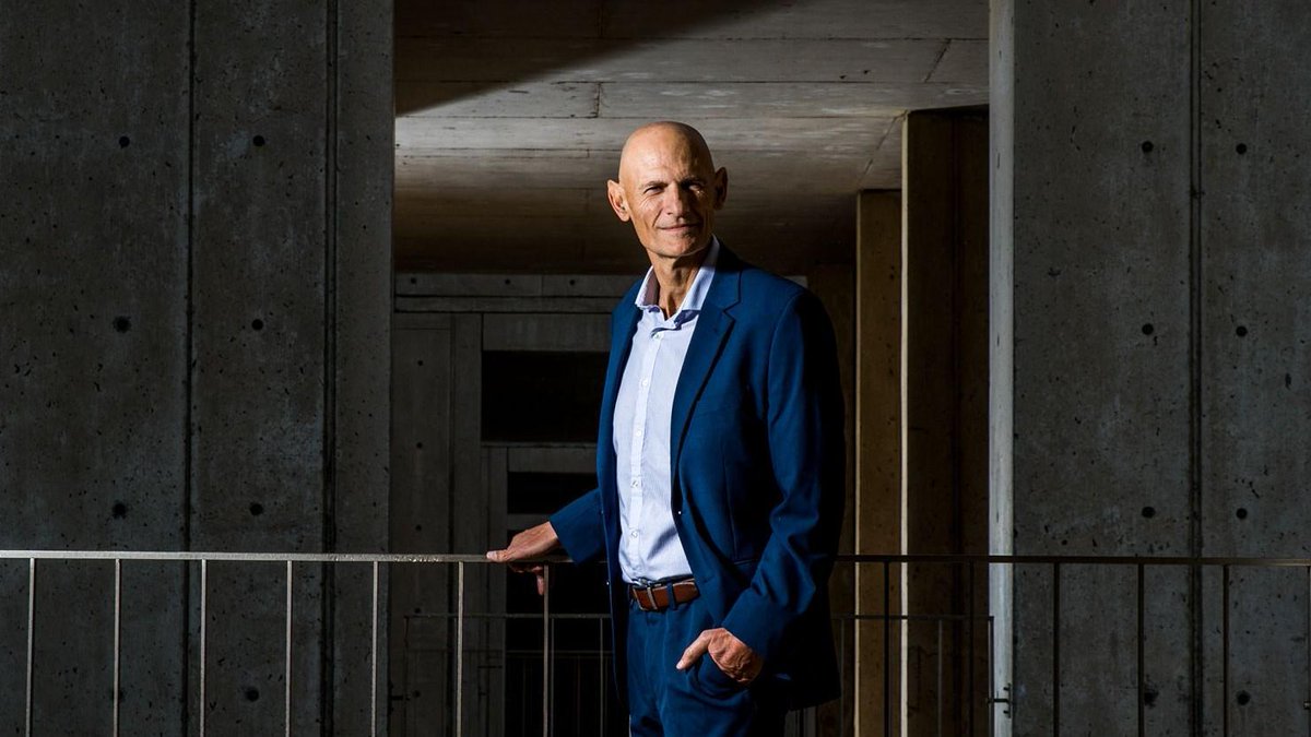 techreview's tweet photo. This scientist believes he has found the elixir of life and thinks we can extend human life span by another 30 to 50 years, at least. https://t.co/J2fHK10hAZ https://t.co/6CXl8jrRAG