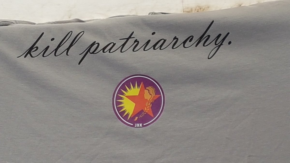 FuocoSavinelli's tweet photo. Kill patriarchy! - gerade hat die Berliner Polizei solche T-Shirts der YXK Jin beim antirassistischen Fest auf dem Kotti beschlagnahmt! https://t.co/5QH6PLqM1o