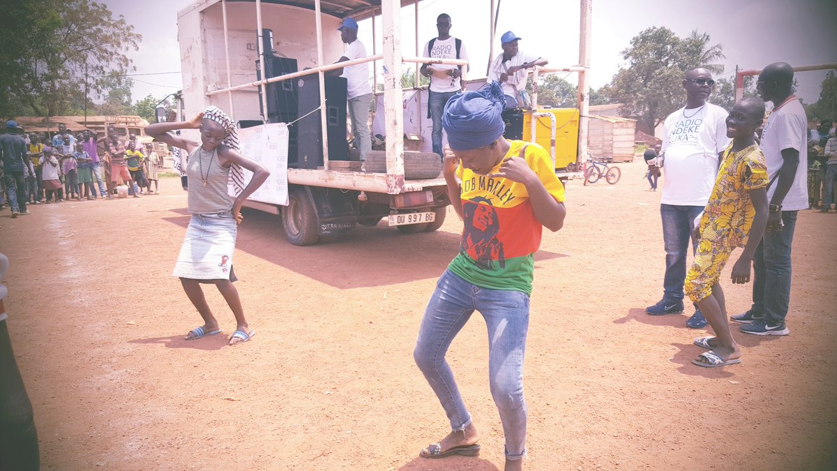 ☞ Que font les humanitaires en #RCA ?
☞ Quels sont les principes humanitaires qui guident leurs travails ?
La communauté hum avec <a href="/RadioNdekeLuka/">Radio Ndeke Luka</a>   sensibilisent la population à travers la radio mobile à l’occasion de la Journée mondiale de l’aide hum. 
#WomenHumanitarians