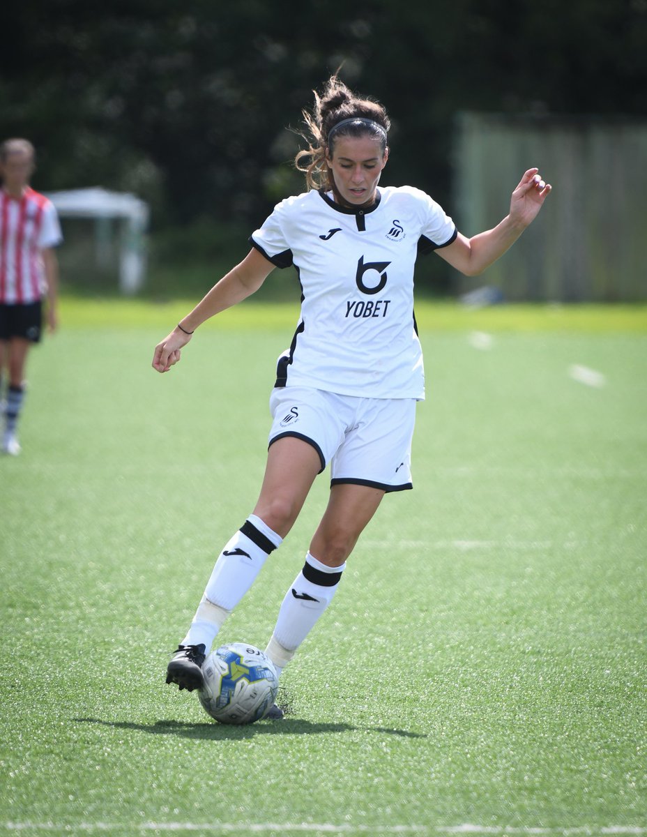 SwansWomen's tweet photo. Happy birthday @katyhosford have a great day form all at Swansea City Ladies🎂🎉🍾 https://t.co/1SP78kUFNd