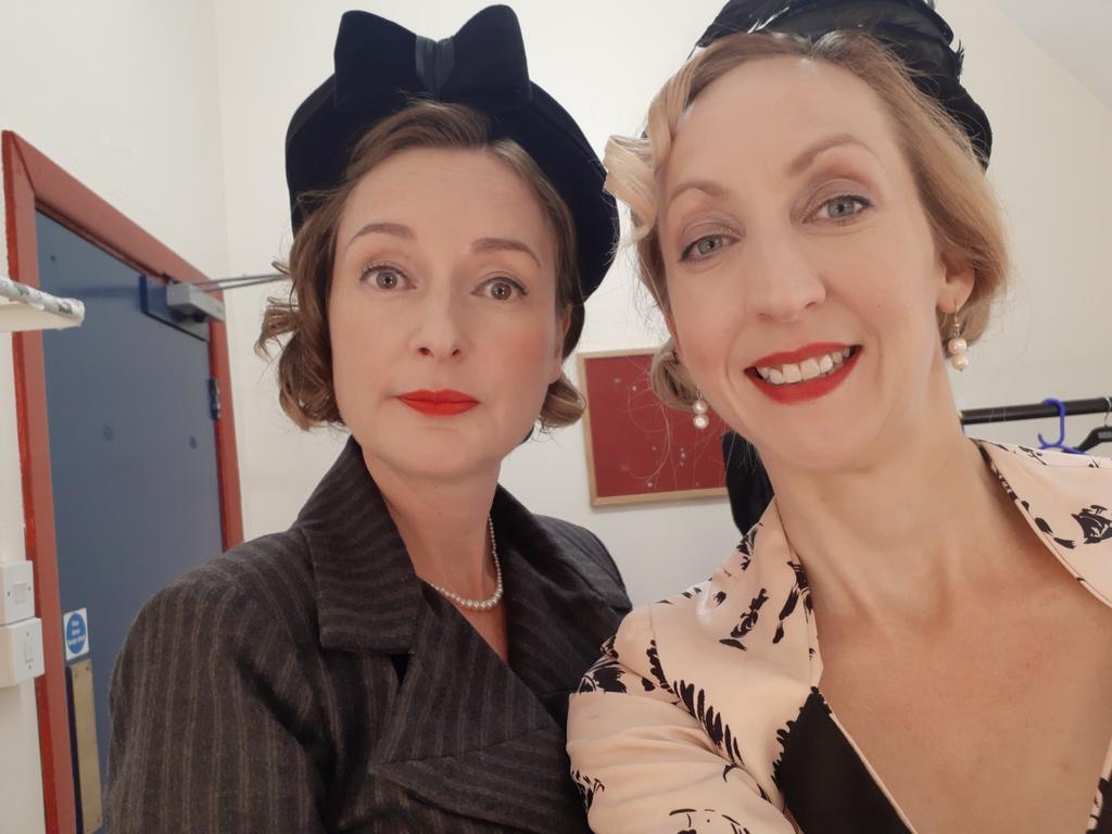 ClaireLAmias's tweet photo. We had our last night of #PresentLaughter yesterday... I'll miss it very much. Hats off to such a lovely cast and creative team. I feel lucky to have been part of it @Cfieldtheatres @SummerRepSeason @PaulTaylorMills https://t.co/NOH9vXddhf