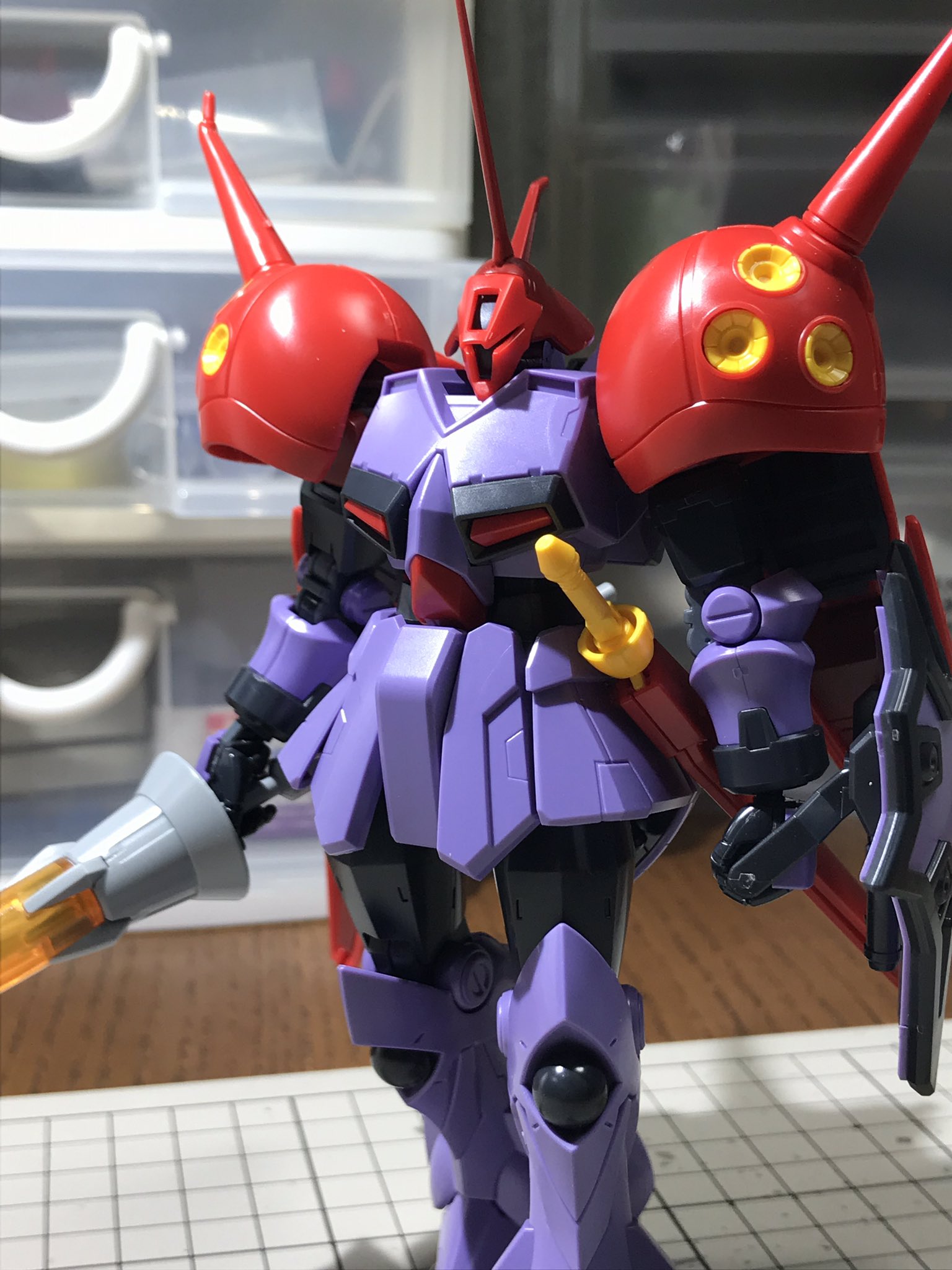ぐれっグル ギャンクリーガー Rジャジャ のミキシング 今日は朝からずっと軽い頭痛でやる気が出ず 夜頑張ろうと思ったけどやっぱり頭が痛いんで サイドスカートパーツに穴だけ開けて ジャジャのビームサーベルの鞘をつけられるようにしました 進捗として