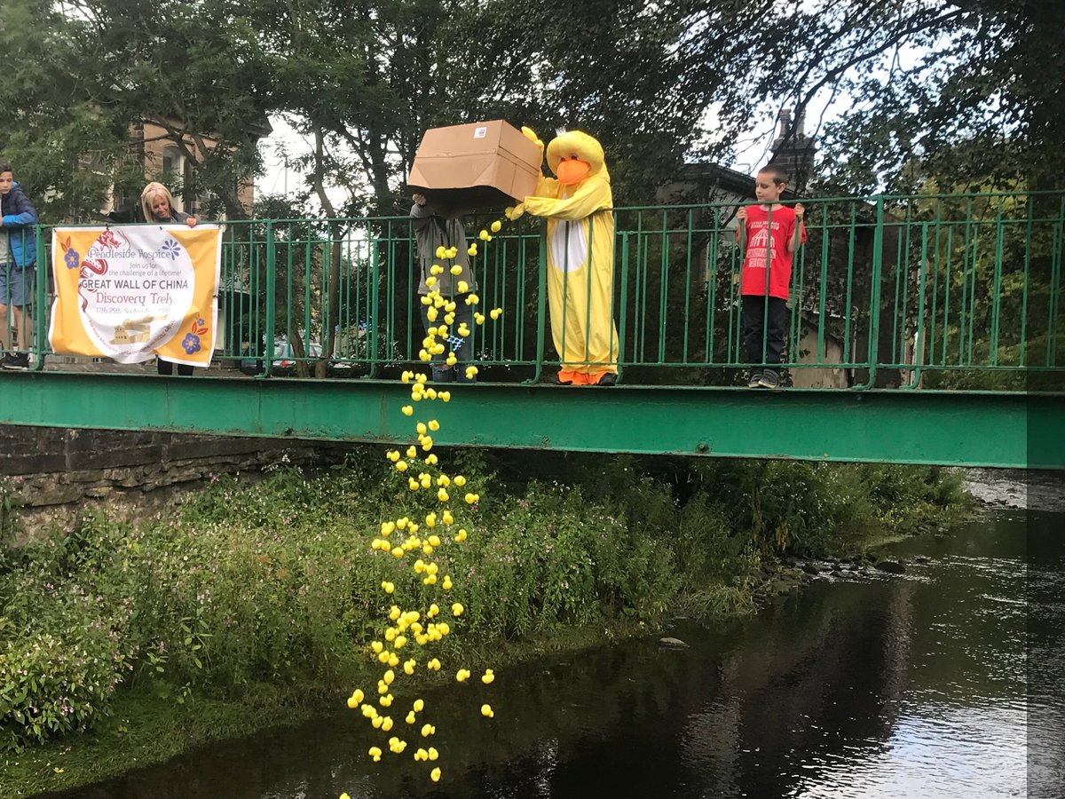 StuartApp's tweet image. #lhhcarnivalinthepark Little Hospice Heroes for ⁦@PendlesideHosp⁩ Duck race!