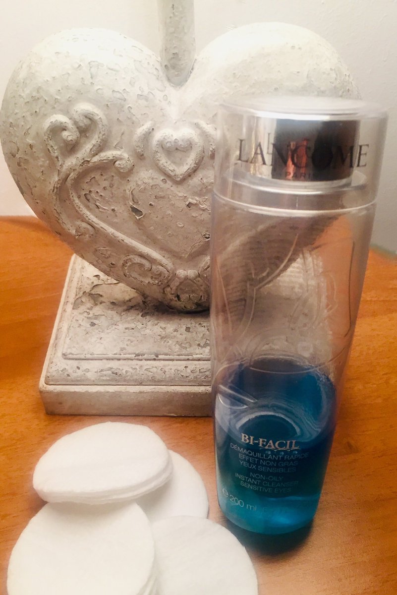 RMatite's tweet photo. #struccanti #occhi instant #cleanser eye sensitive @LancomeFR #LANCOME Un #bifasico davvero ottimo come qualità-prezzo 👍🏻👍🏻👍🏻 Ve lo consiglio! L’ho quasi finito 😉😉 https://t.co/tu2AuIqTSQ