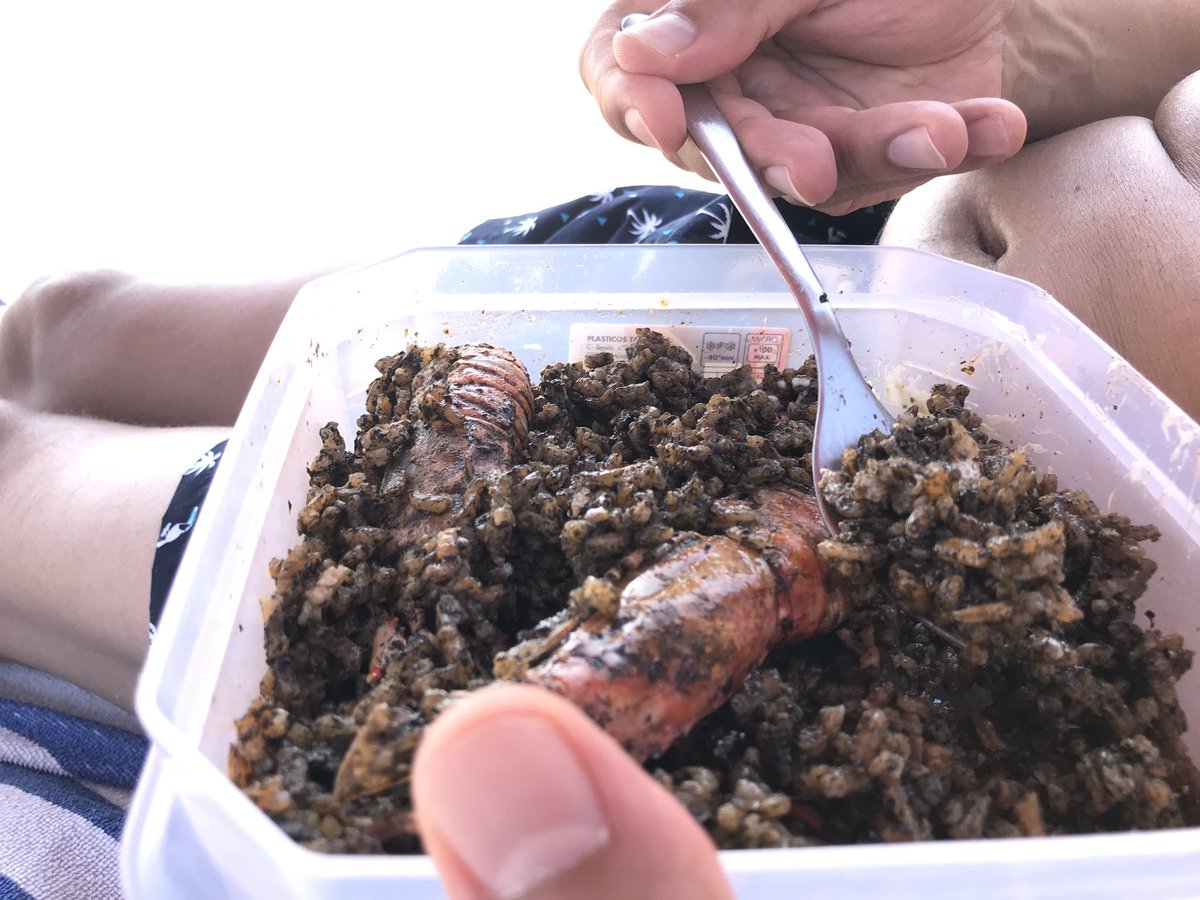 ElBistrodeMarco's tweet photo. Banquete frente al mar 🍻🥘
#arroznegro cocinado en casa
#derechupete 👌 https://t.co/1FYfEcpV7h