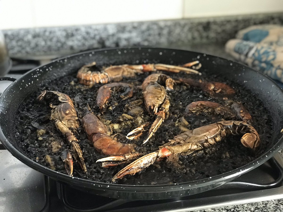 ElBistrodeMarco's tweet photo. Banquete frente al mar 🍻🥘
#arroznegro cocinado en casa
#derechupete 👌 https://t.co/1FYfEcpV7h
