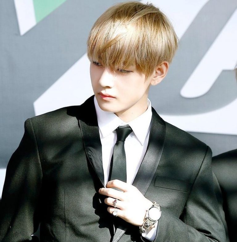 _chanyo9's tweet photo. #30일_태형_챌린지 Day5
金髪とチョロの写真は無条件に好き。あと昔、まだロゴマークがタンクトップBTSだった時代のファンクラサイトにあがってた茶髪七三分け。日本ペンミのときグクがVライブしてたときのテテの寝起き��クショ。なんだか昔が恋しいな https://t.co/j7Si8oTI3q