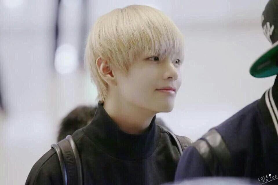 _chanyo9's tweet photo. #30일_태형_챌린지 Day5
金髪とチョロの写真は無条件に好き。あと昔、まだロゴマークがタンクトップBTSだった時代のファンクラサイトにあがってた茶髪七三分け。日本ペンミのときグクがVライブしてたときのテテの寝起き��クショ。なんだか昔が恋しいな https://t.co/j7Si8oTI3q