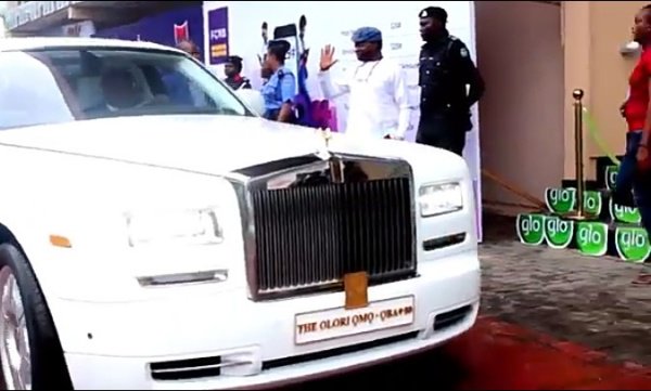 AutoJoshNG's tweet photo. Moment #Billionaire Subomi Balogun Arrived At Ojude Oba In His Bespoke Rolls-Royce #Phantom
https://t.co/poIRh17mxl
#AlaafinOfOyo #Eidelkabir #FirstCityMonumentBank #ObaLamidiAdeyimi #OjudeOba #RollsRoyce #SubomiBalogun https://t.co/qfQK2uTJwC
