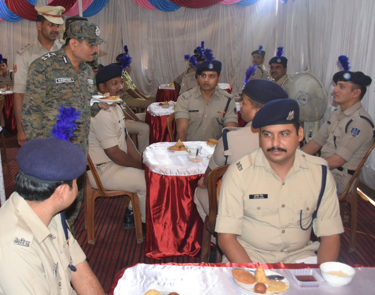 indianarmy08's tweet photo. Shri Rajeev Rai Bhatnagar, DG #CRPF interacting with the personnel of #49Bn #CRPF deployed in Srinagar. https://t.co/VdZ16uL8tP