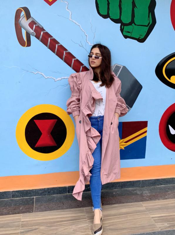 etimes's tweet photo. Actress @bhumipednekar leaves for Lucknow for the shoot of her forthcoming film, #PatiPatniAurWoh https://t.co/mEWfHTO52X