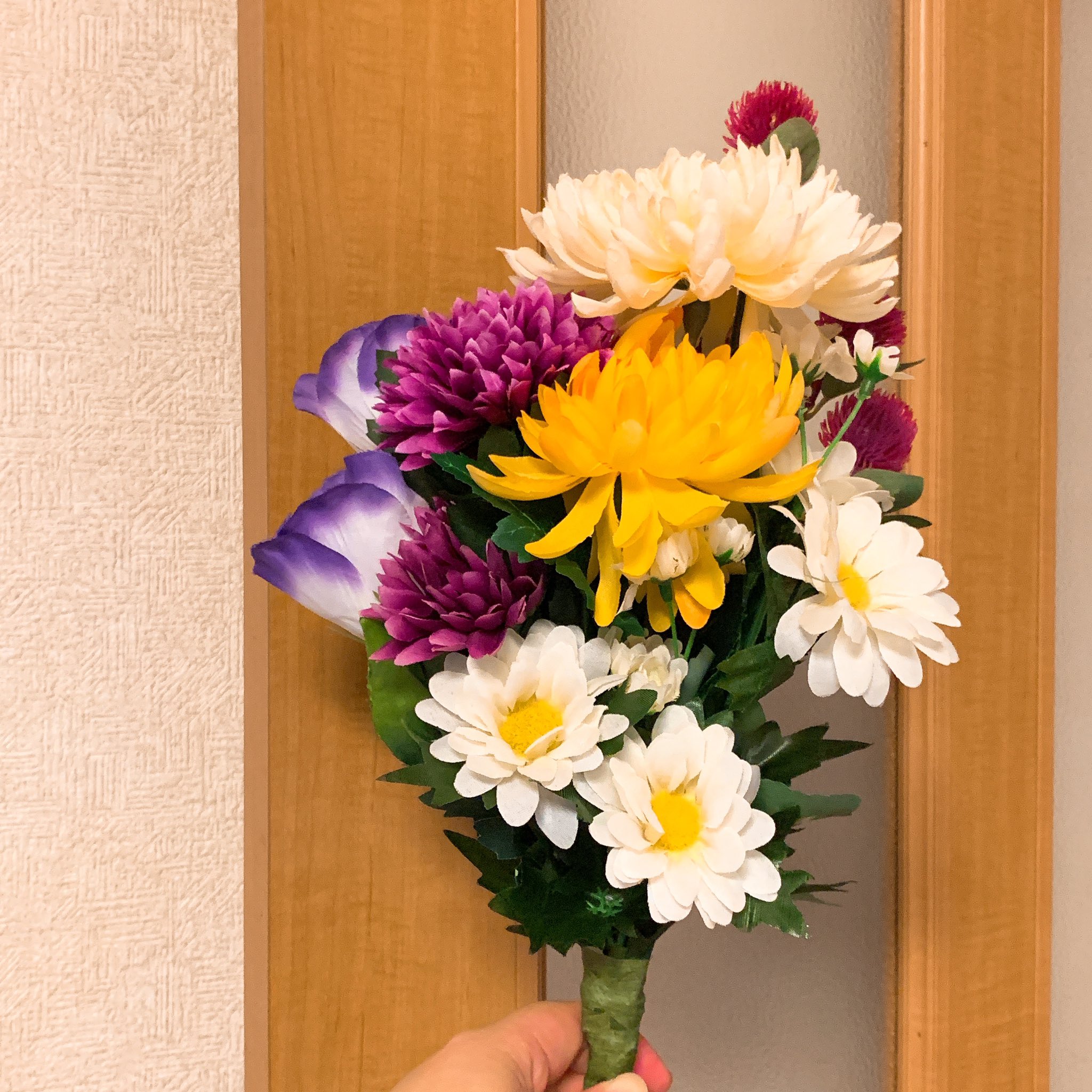 逢樹ひろ 菊の造花がわりと綺麗にできてて 昔に比べて本当に100均の造花レベル上がったなぁ と それでも彼岸花の造花は 100均だと置かれないのは造形の問題かそれとも買う人が少ないからか でも出たら100本くらい一気に買う人とかいそうだよね Twitter