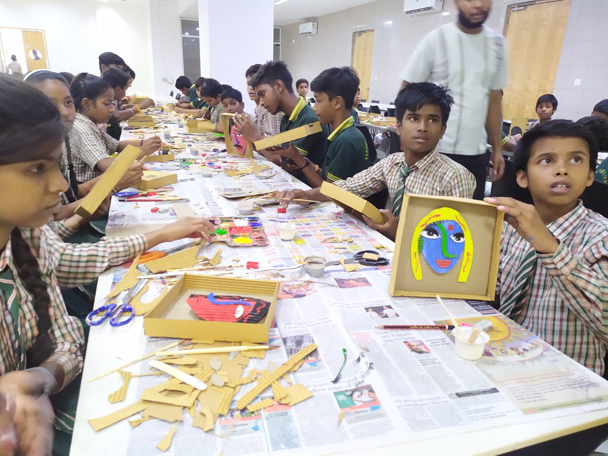 KNMAIndia's tweet photo. Activity inspired by Gandhi's principle "Individuality" workshop was conducted for a group of 64 students from class 5-7th of Kanchan Public School at Kiran Nadar Museum of Art, Noida.

#KNMAWorkshops #ChaloMuseum #ArtEducation #FreeArtWorkshop #Workshop #ArtWorkshop #Artist https://t.co/MXqgI592Pj
