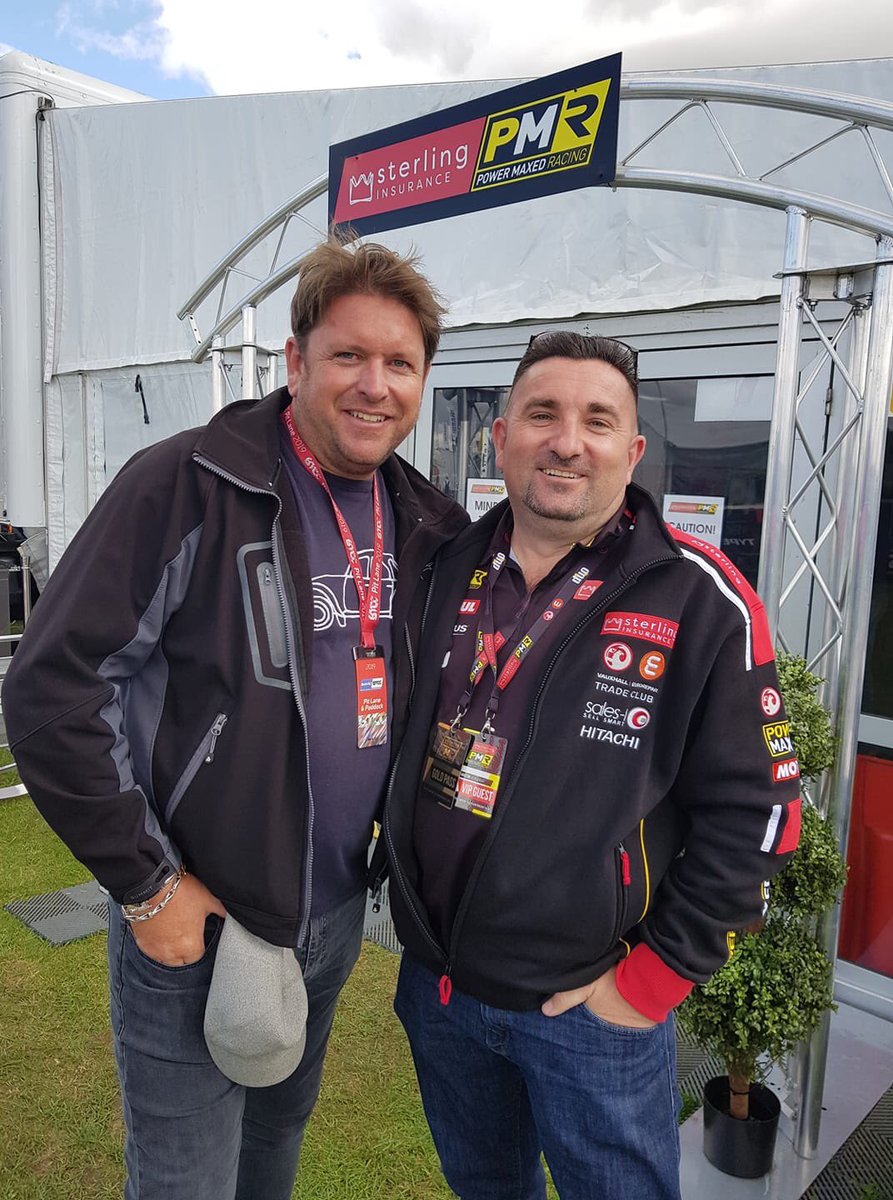 Emily_Locks_x's tweet photo. This photo makes me so so jealous! I’d do anything to meet my favourite chef and here’s my Dad with him today! Why didn’t I go with him this weekend 🤦🏻♀️ #PMRacing #5StarCases #Sponsors #Plato @jamesmartinchef https://t.co/EfU8H0QjJ8