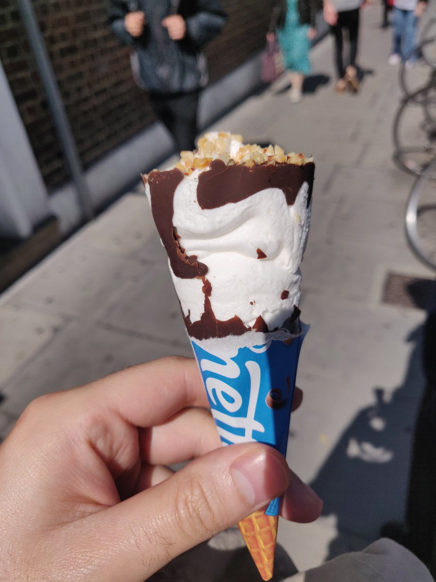 aaaaaaaaandy's tweet photo. @cornettouk my Cornetto came with no cone how can you fix this https://t.co/KAAmAwAPdW