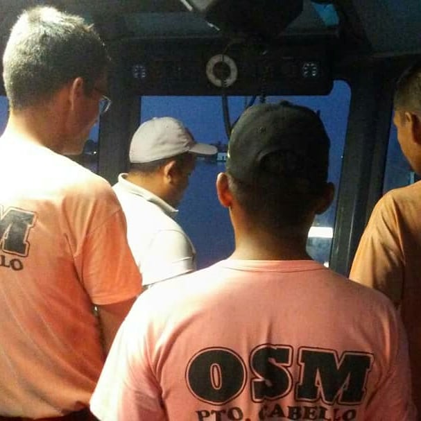 OSM_VENEZUELA's tweet photo. Nuestros #voluntarios de #OSM en prácticas con #remolcadores de #salvamento #azimutales juntos a un Excelente equipos de instructores del @inea_venezuela en @capitaniaPC #SAR #smssm #salvamosvidas #rescate #nautica #acuatica @JCbetancourt72 @randy2re https://t.co/M2MML1Wuf5
