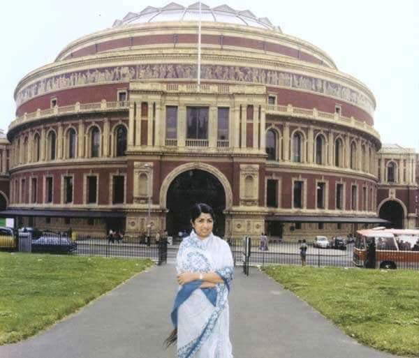 Film History Pics on Twitter: "(1974) Lata Mangeshkar at Royal Albert Hall London, before the concert. She sang songs in 5 languages & ended with "Aye Mere Watan Le Logon" @mangeshkarlata… https://t.co/LIIyO2Xc2A"