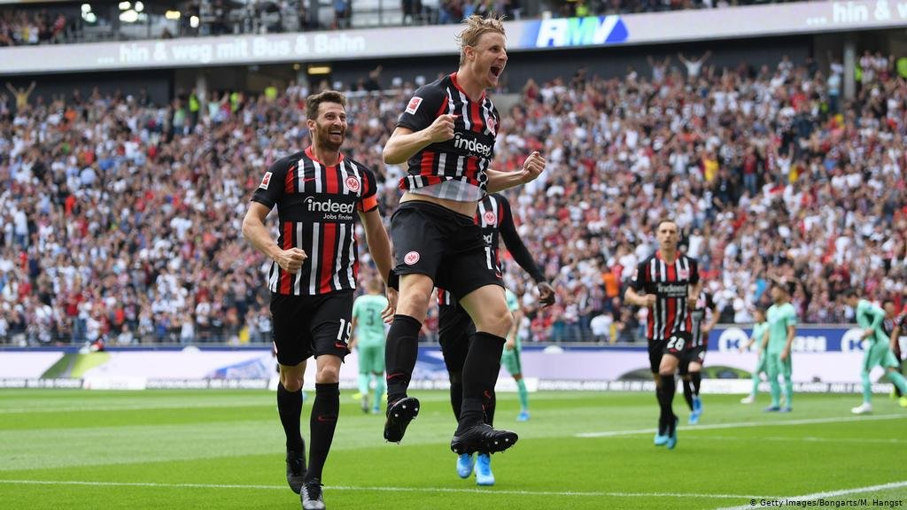 dw_sports's tweet photo. Start as you mean to go on!
โฝ๏ธ Augsburg score after 31 seconds vs. BVB
โฝ๏ธ Frankfurt score after 35 seconds vs. Hoffenheim
#EarlyGoals https://t.co/f5YSsOII9z