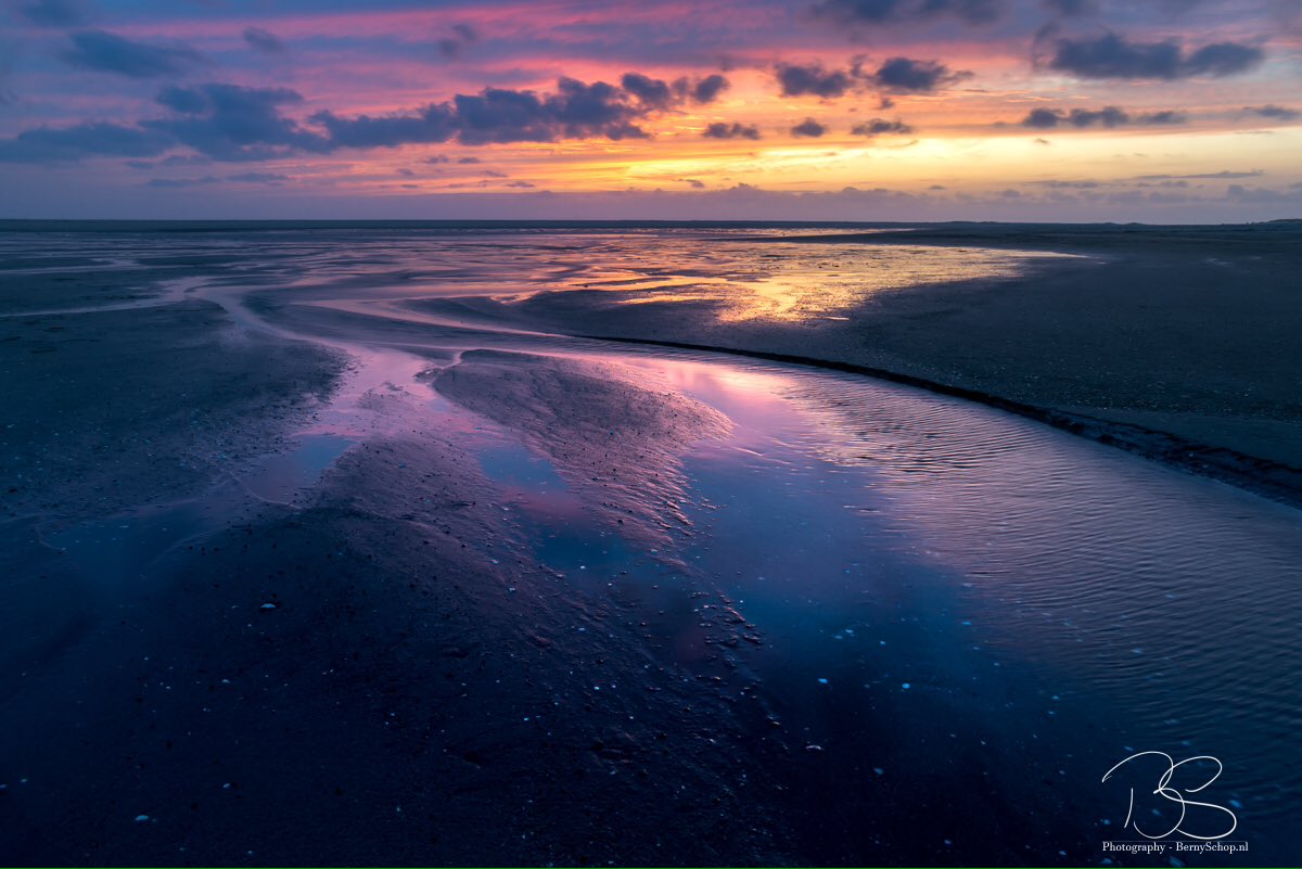 Gisteren werden we na een hele grijze dag getrakteerd op een mooie kleurrijke zonsondergang. <a href="/RTV_Rijnmond/">Rijnmond</a> <a href="/mooieluchten/">mooieluchten</a> <a href="/OPVoornePutten/">OP Voorne-Putten</a> #maasvlakte #zonsondergang