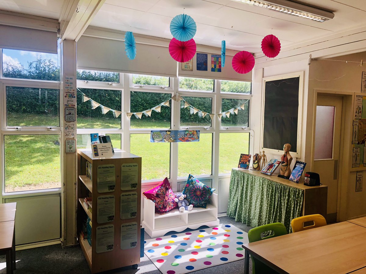 EmilyStocker15's tweet photo. My reading area 😍✅👌 up-cycled unit and handmade bunting #classroom #teacherlife #year6 #teaching #education https://t.co/ACe40b1aid
