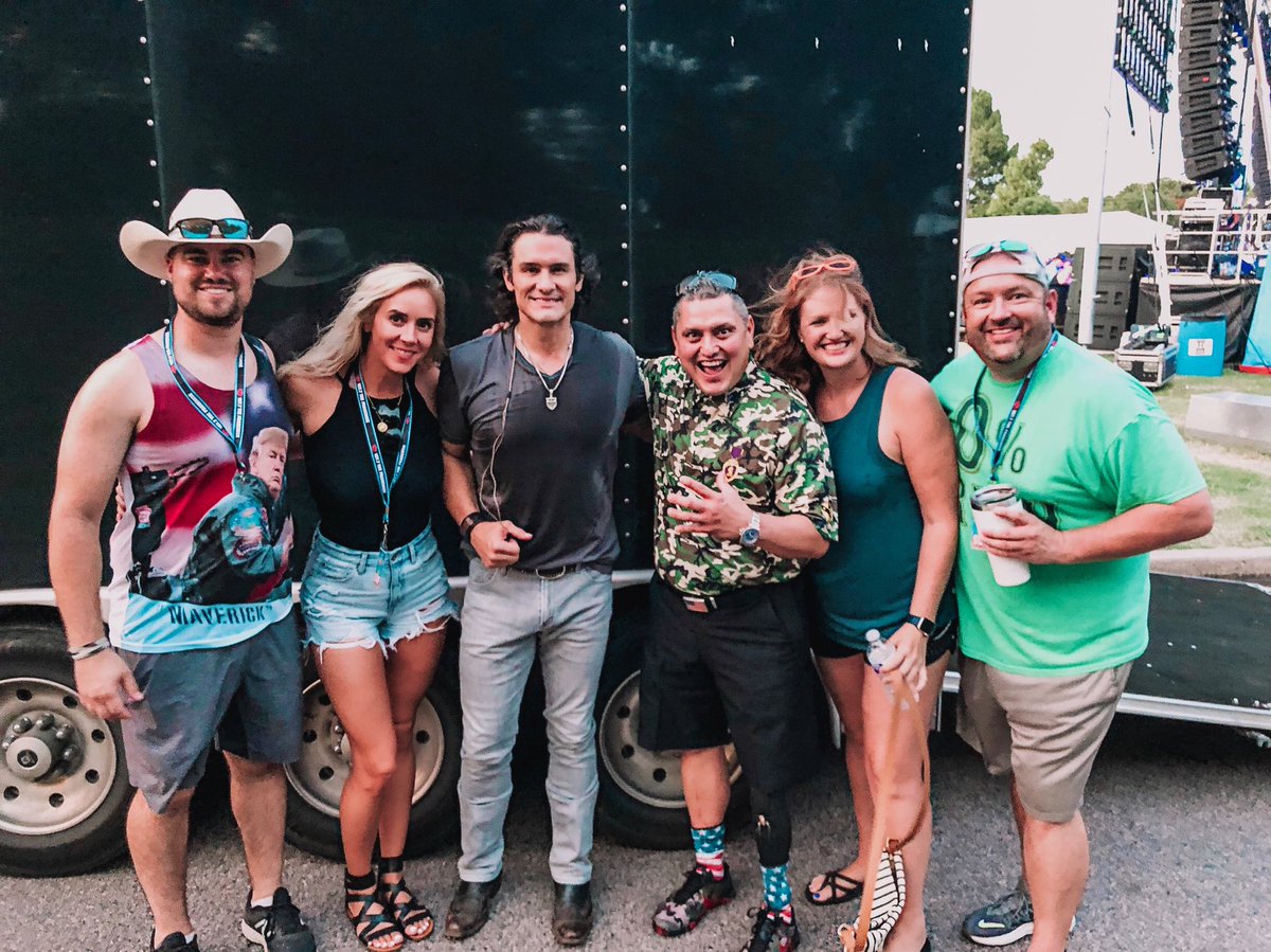 t_maples's tweet photo. Hanging out with @JoeNichols @aaron_watson & @MajorEdPulido last night at @933JAKEFM #JakeJam https://t.co/FhfTd0wCX8