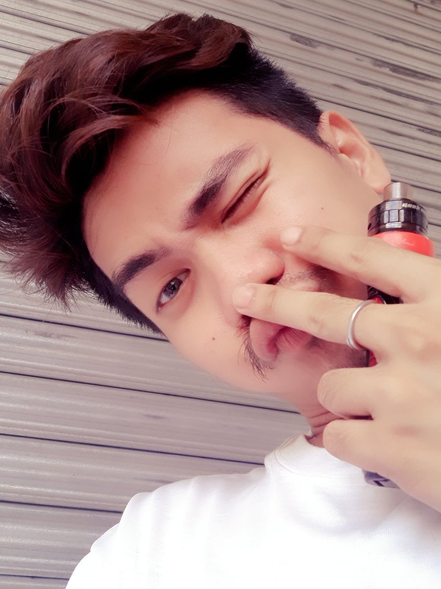 LopezJogie's tweet photo. Chill😉lang sa tabang nag bi-vape💨para safe https://t.co/unxkUvR9dd