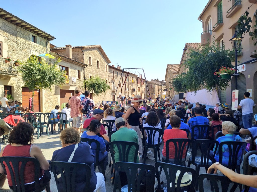 GiraCirc's tweet photo. A punt de començar el Cabaret d'escoles. Us esperem a les 16.30h a l'escenari Trapezi.

#Giracirc2019 #Giracirc #Collsuspina #circ https://t.co/6EtJJFjryM