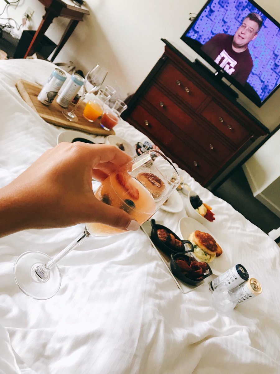RACH_ontheradio's tweet photo. πππ @TheLoganHotel brought #BreakfastInBed to close out this #staycation the right way!!! @UrbanFarmerPHL inside the hotel literally may have the freshest most amazing food EVER! And the #mimosakit ππΌ#hiltonsofphilly https://t.co/jVTAAjUfBn