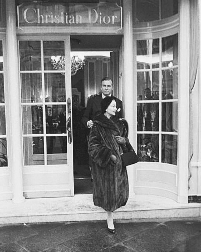 Vivien Leigh and Laurence Olivier are photographed by Jack Garofalo as they leave Christian Dior’s salon at 30 Avenue Montaigne, Paris, 1957 🌟 #historyoffashion #TCMParty