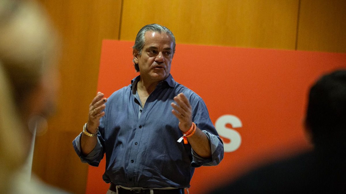 FonsiLoaiza's tweet image. Marcos de Quinto tiene 50M€ de patrimonio, 8 viviendas, 19 vehículos de lujo y un barco. Dejó en la calle a 1.253 trabajadores con un ERE salvaje e ilegal. Tenía residencia fiscal en Portugal para no pagar impuestos. 

El enemigo no viene en patera, viaja en limusina.